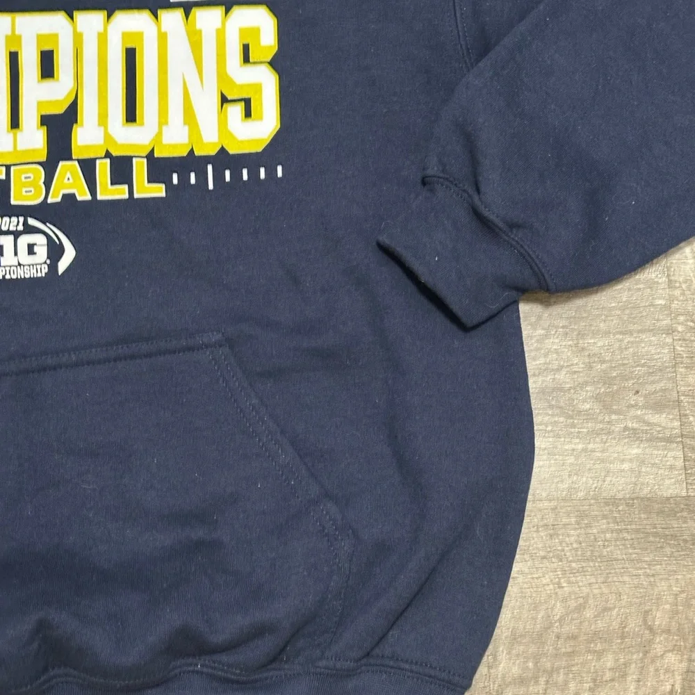 Men’s Michigan Wolverines NCAA Medium Hoodie Blue Long Sleeve Kangaroo Pockets